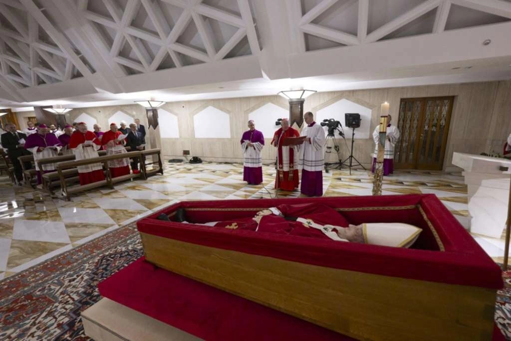 Vatikan objavio slike Pape u lijesu